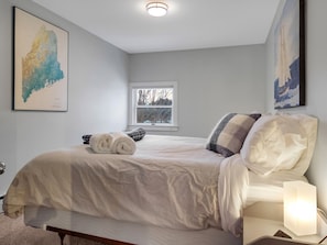 Tabla de planchar con plancha, wifi y ropa de cama