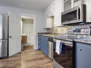 Microondas, horno, parrilla de estufa y lavavajillas