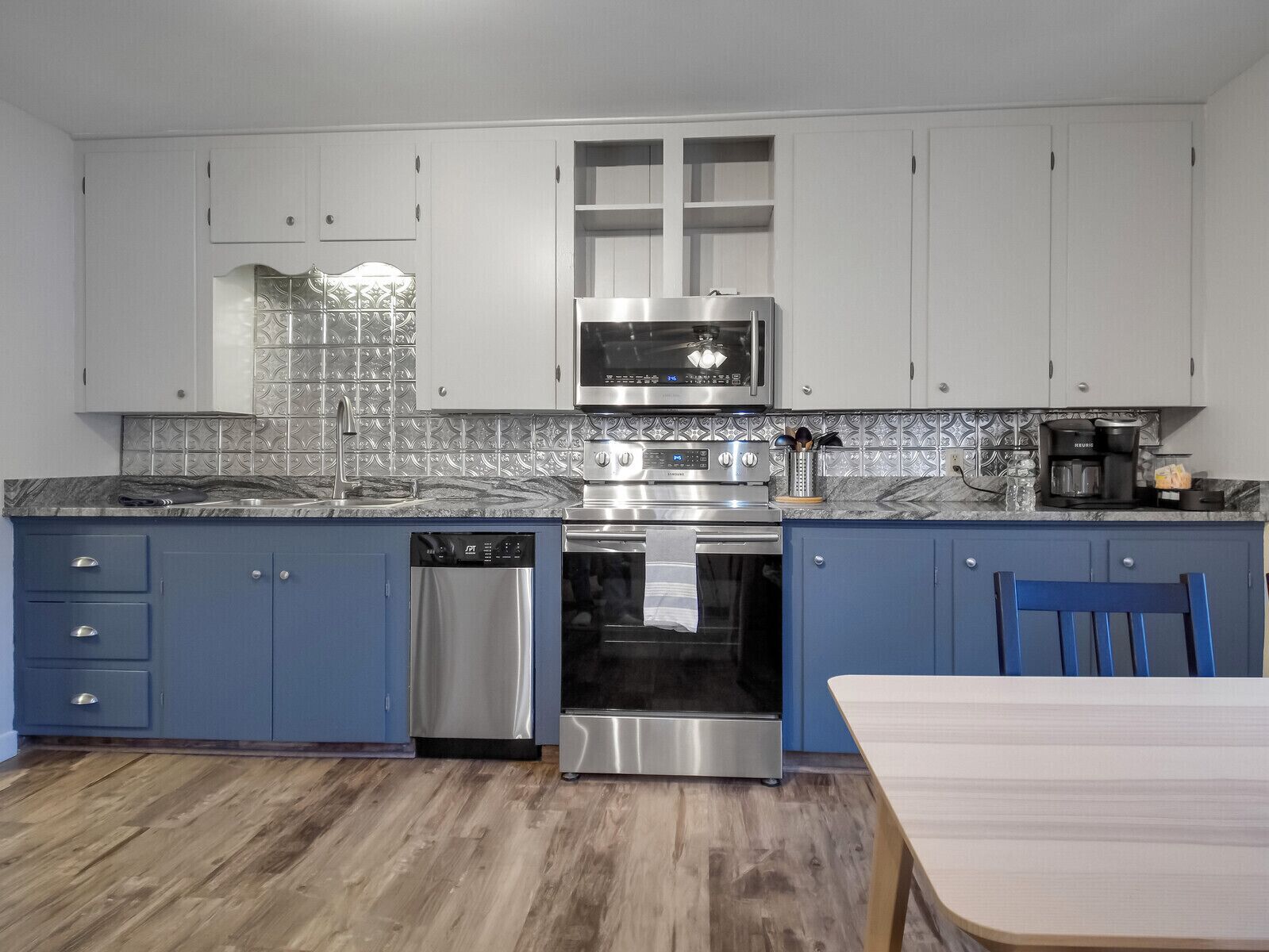 Microondas, horno, parrilla de estufa y lavavajillas 