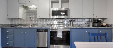 Microondas, horno, parrilla de estufa y lavavajillas