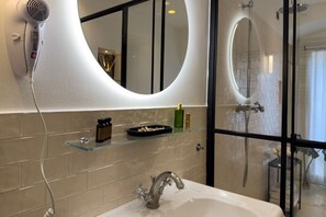 Shower, bidet, shampoo