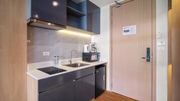 Deluxe Apartment (0 Bedroom) | Private kitchen | Microwave, high chair, spices