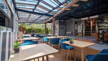 Deluxe Apartment (0 Bedroom) | Outdoor dining