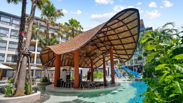 Area piscina con una struttura di copertura particolare, un bar e uno scivolo.