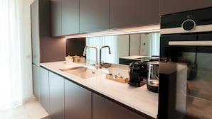 Eine moderne Küche mit integriertem Spülbecken, Edelstahlgeräten und einem großen Fenster.
