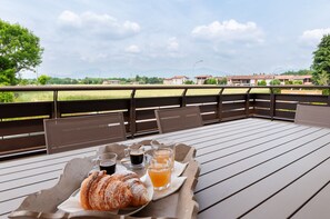 Outdoor dining - Villa Melodica (Lombardia)