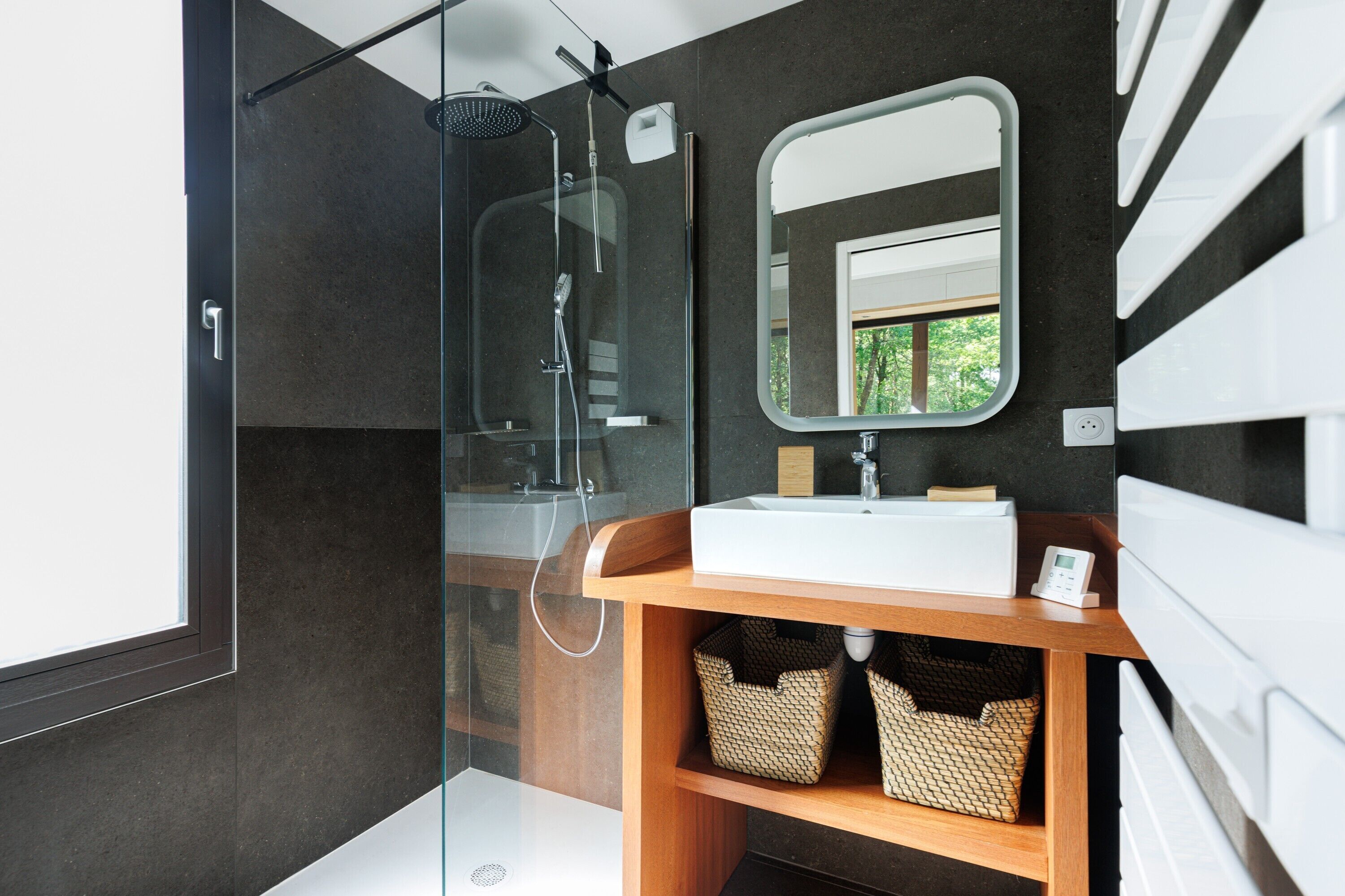 Een douche, handdoeken