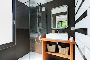 Een douche, handdoeken