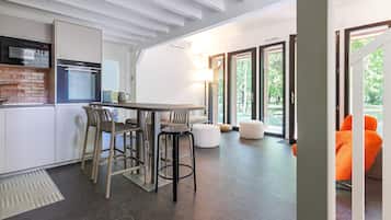 Een koelkast, een magnetron, een oven, een kookplaat