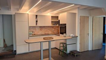 Refrigerador, microondas, horno y parrilla de estufa