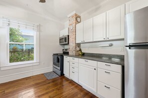 Apartamento, 1 cama de matrimonio grande con sofá cama, patio, vistas al jardín (The Pearl Unit A) | Cocina privada