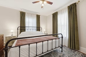 Apartemen, 1 Tempat Tidur King dengan tempat tidur Sofa, patio, pemandangan kebun (The Pearl Unit A) | 1 kamar tidur dan didekorasi berbeda-beda