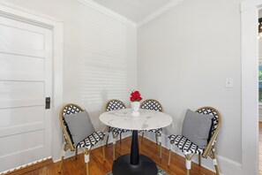 Apartemen, 1 Tempat Tidur King dengan tempat tidur Sofa, patio, pemandangan kebun (The Pearl Unit A) | Tempat makan