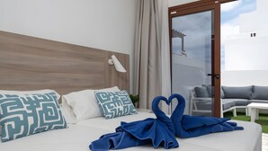 Et hotelværelse med en seng, en sengegavl, et vindue og udsigt ud