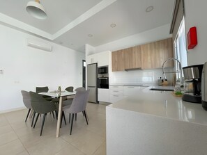 Fridge, microwave, oven, stovetop - Vacation Home 'Lychee' with Private Pool, Wi-Fi and Air Conditioning (Las Palmas)