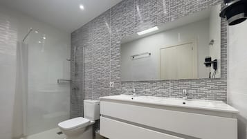 Ducha, secador de pelo y toallas