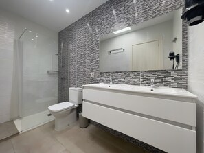 Shower, hair dryer, towels - Vacation Home 'Lychee' with Private Pool, Wi-Fi and Air Conditioning (Las Palmas)