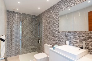 Bathroom - Vacation Villa 'Deleil' with Sea View, Wi-Fi and Air Conditioning (Playa Blanca)