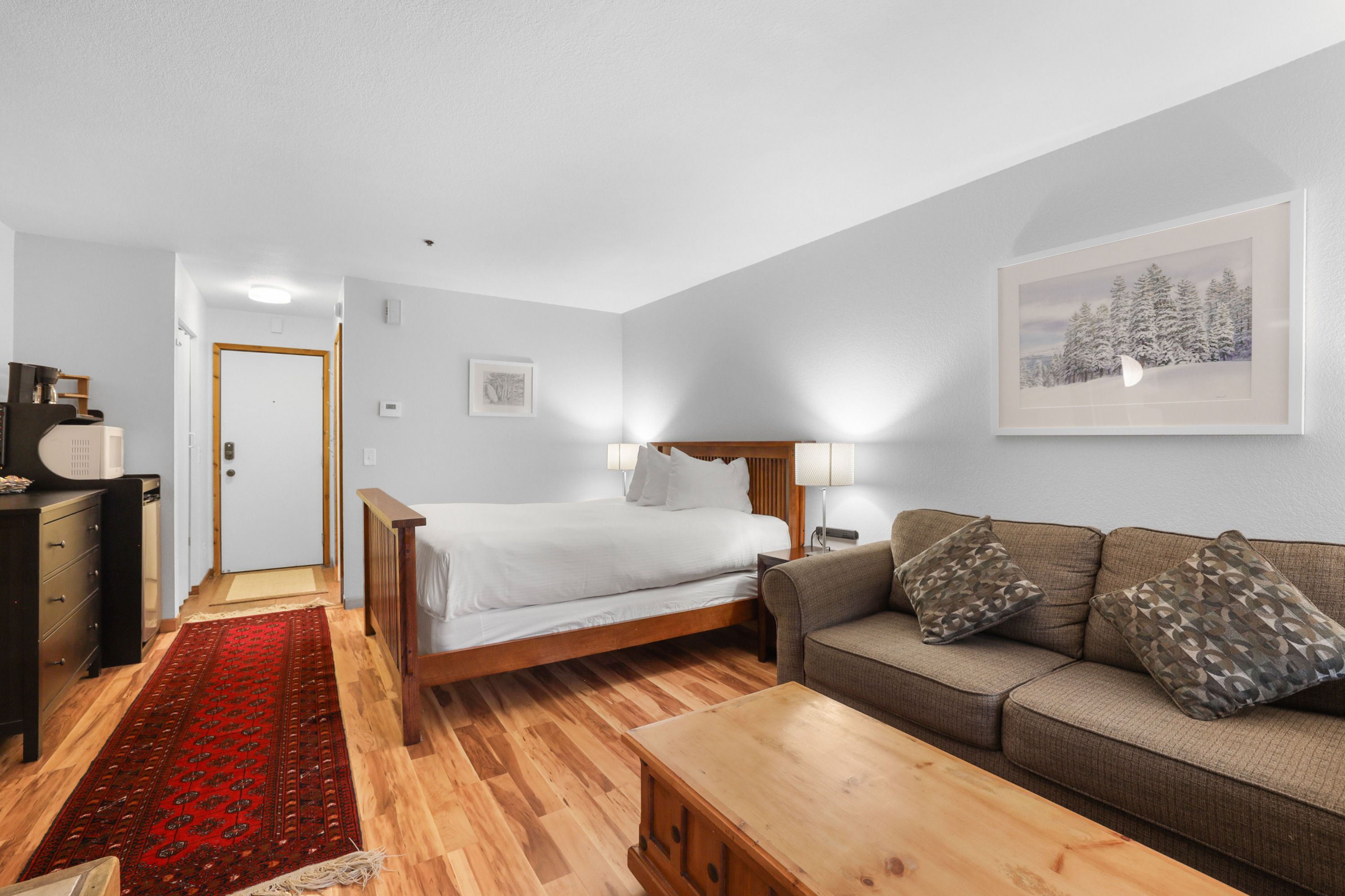 Iron/ironing board, free WiFi, bed sheets