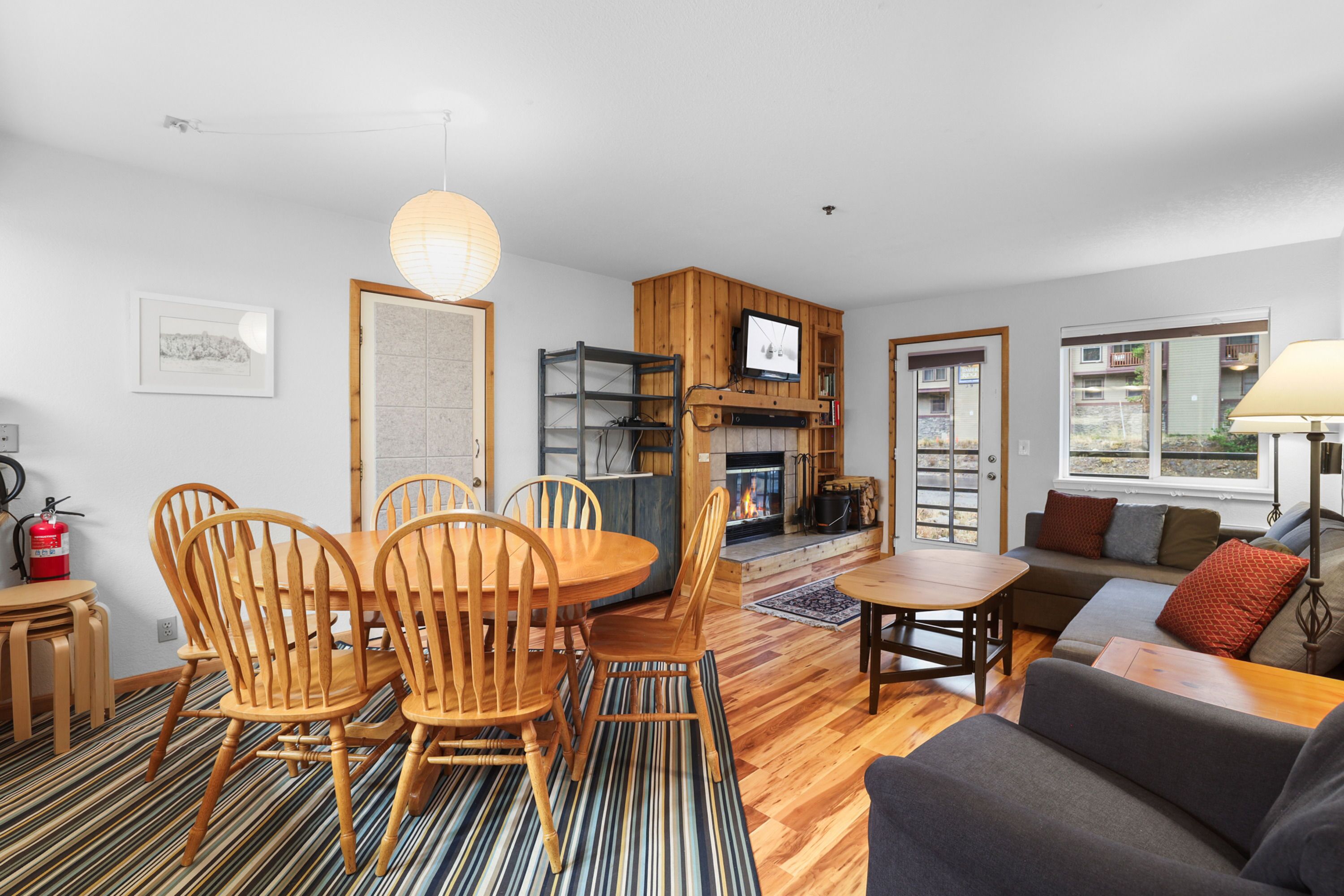 Televisión y chimenea 