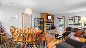 Televisión y chimenea