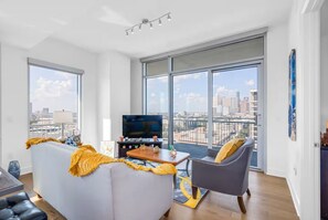 Living area - Tranquil 1-bedroom apartment with AC in vibrant Downtown Houston (Houston)
