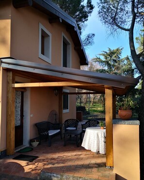 Outdoor dining - Villa 'Feudo Algerazzi - Cottage' with Sea View, Private Terrace and Wi-Fi (Zafferana Etnea)