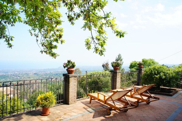 Terrace/patio - Villa 'Feudo Algerazzi - Deluxe' with Sea View, Private Terrace and Wi-Fi (Zafferana Etnea)