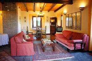 TV, caminetto, impianto stereo