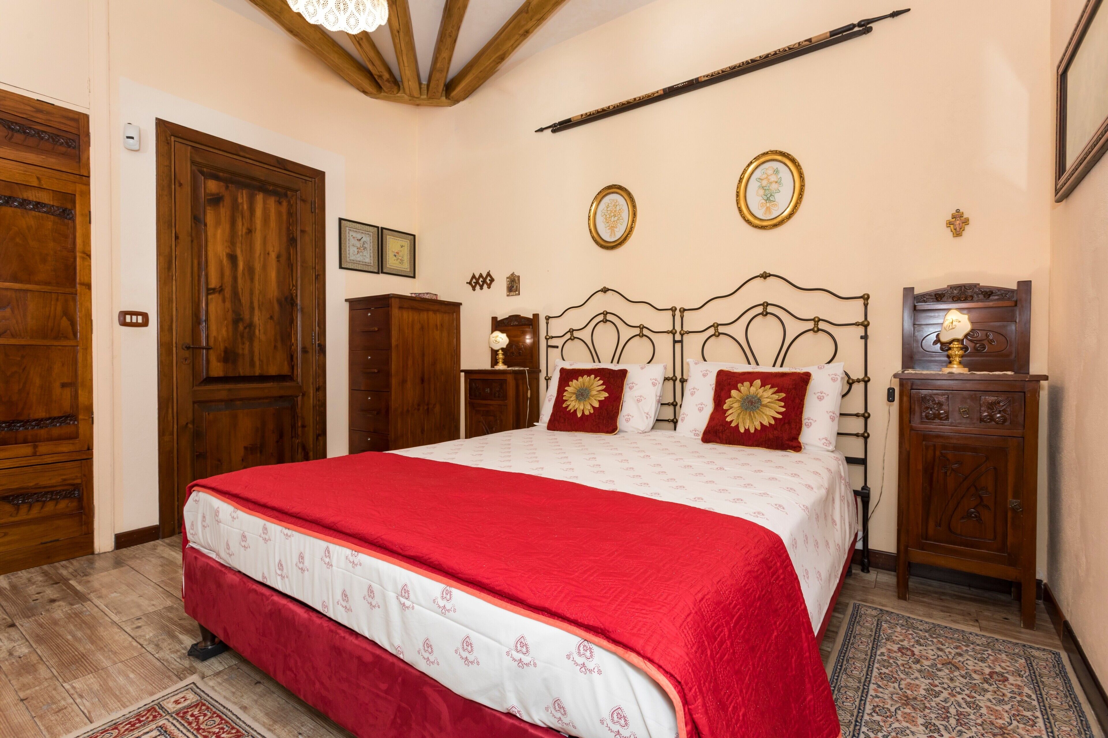 4 habitaciones, tabla de planchar con plancha, wifi y ropa de cama 