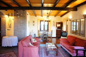 TV, fireplace, stereo - Villa 'Feudo Algerazzi - Deluxe' with Sea View, Private Terrace and Wi-Fi (Zafferana Etnea)