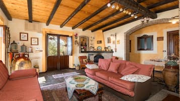 Fernseher, Kamin, Stereoanlage