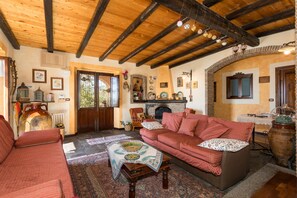 Una televisión, una chimenea, un reproductor estéreo