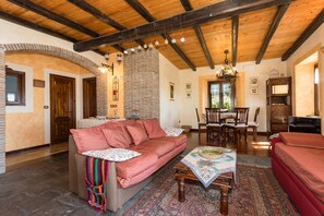 Una televisión, una chimenea, un reproductor estéreo