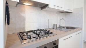 Frigorifero, microonde, forno, piano cottura