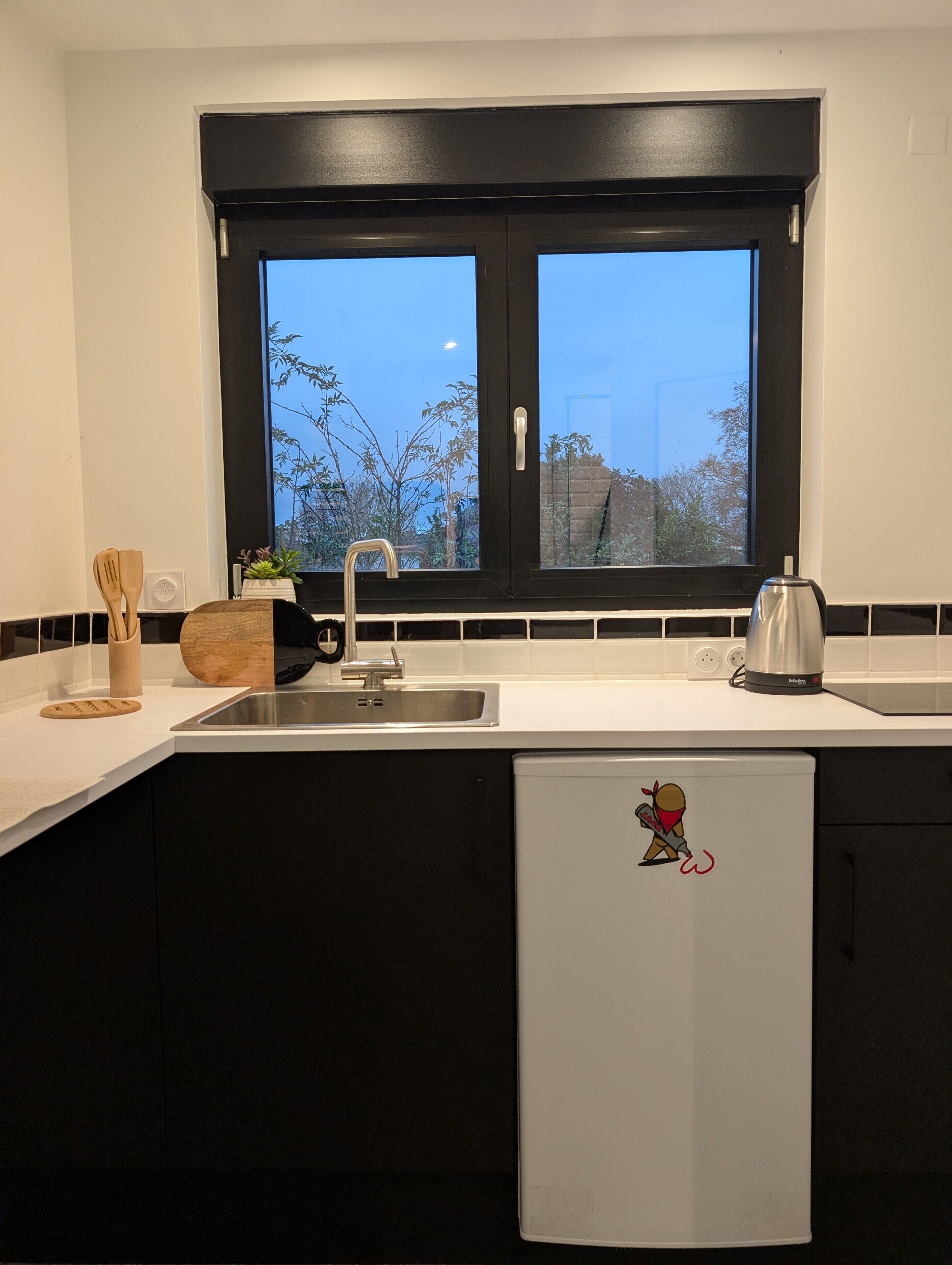 Een koelkast, een kookplaat, een koffiezetapparaat/waterkoker