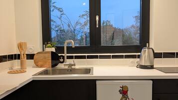 Een koelkast, een kookplaat, een koffiezetapparaat/waterkoker