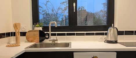 冷蔵庫、コンロ、コーヒー / ティーメーカー、電気ポット