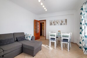 TV - Monte Fino Beach Holiday Home with Balcony, Wi-Fi, and Air Conditioning (Monte Gordo)
