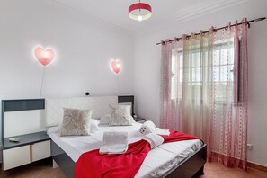 Iron/ironing board, WiFi, bed sheets - Monte Fino Beach Holiday Home with Balcony, Wi-Fi, and Air Conditioning (Monte Gordo)