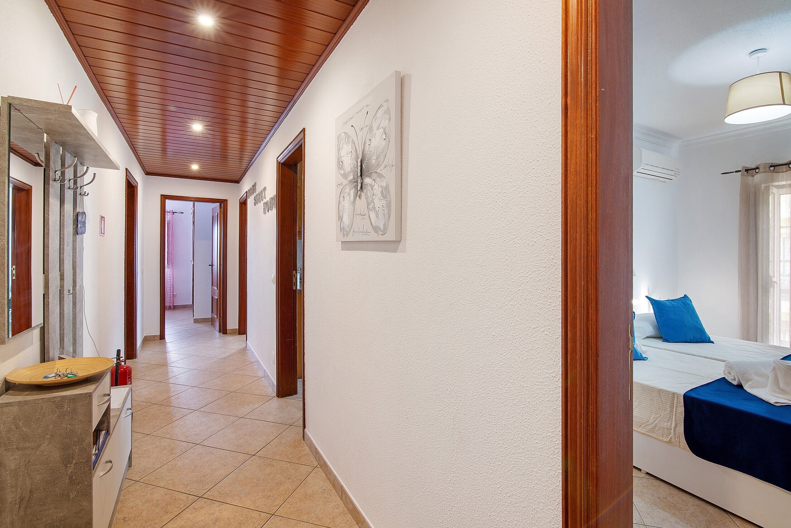 Tabla de planchar con plancha, wifi y ropa de cama 