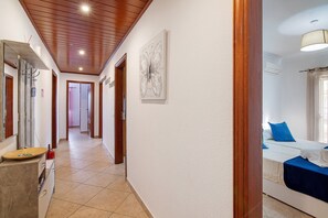 Tabla de planchar con plancha, wifi y ropa de cama