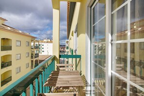 Outdoor dining - Monte Fino Beach Holiday Home with Balcony, Wi-Fi, and Air Conditioning (Monte Gordo)