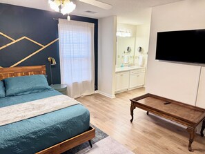 Een strijkplank/strijkijzer, wifi, beddengoed