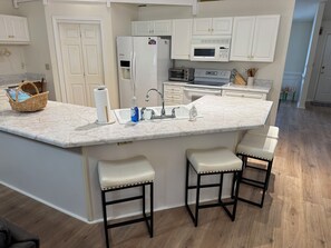 Een microgolfoven, een oven, een kookplaat, een vaatwasser