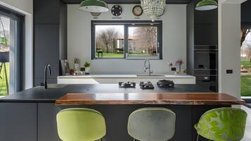 Køleskab, kaffe-/temaskine, elkedel, brødrister