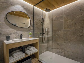 Dusche, Haartrockner, Handtücher, Seife
