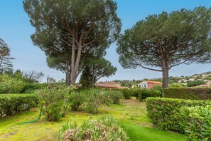 Property grounds - Studio Apartment 'Saint Clair Pieds Dans L'eau' with Shared Pool, Private Terrace and Air Conditioning (Le Lavandou)