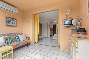 TV - Studio Apartment 'Saint Clair Pieds Dans L'eau' with Shared Pool, Private Terrace and Air Conditioning (Le Lavandou)