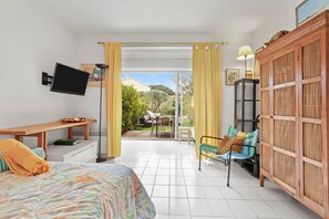 Bed sheets - Studio Apartment 'Saint Clair Pieds Dans L'eau' with Shared Pool, Private Terrace and Air Conditioning (Le Lavandou)